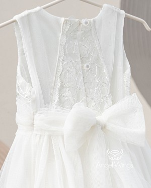 Ρομαντικό, ρετρό και πολύ κομψό φόρεμα σε off white χρώμα
